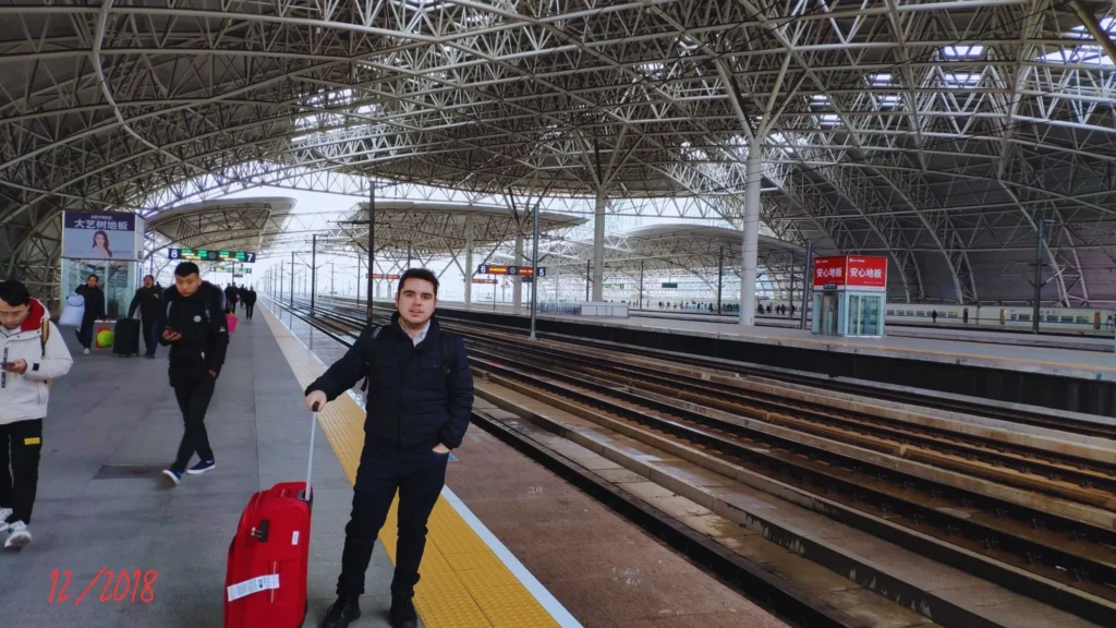 Carlos Navalón en una estación de tren de Suzhou en 2018, durante uno de sus primeros viajes de negocios a China